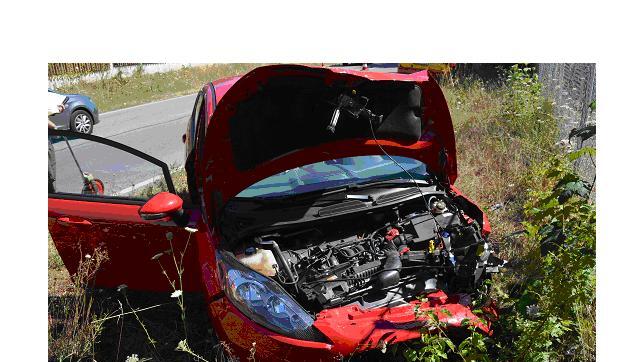 Nur noch Schrott: Bei einem Unfall in Ottobrunn wurden zwei Menschen verletzt Nur noch Schrott: Bei einem Unfall in Ottobrunn wurden zwei Menschen verletzt