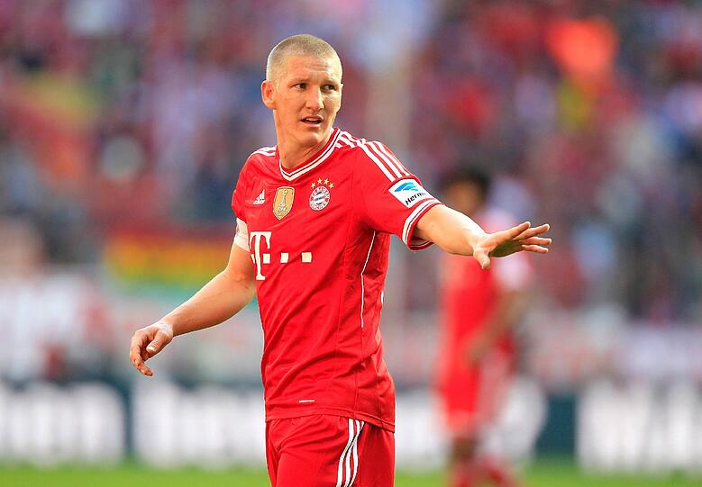 BASTIAN SCHWEINSTEIGER: NOTE 2.
War beim Friseur, trägt jetzt graue Raspeln. Sieht etwas älter aus als er ist. Und weniger cheffig als er spielt. In hervorragender Form seit seiner Rückkehr.