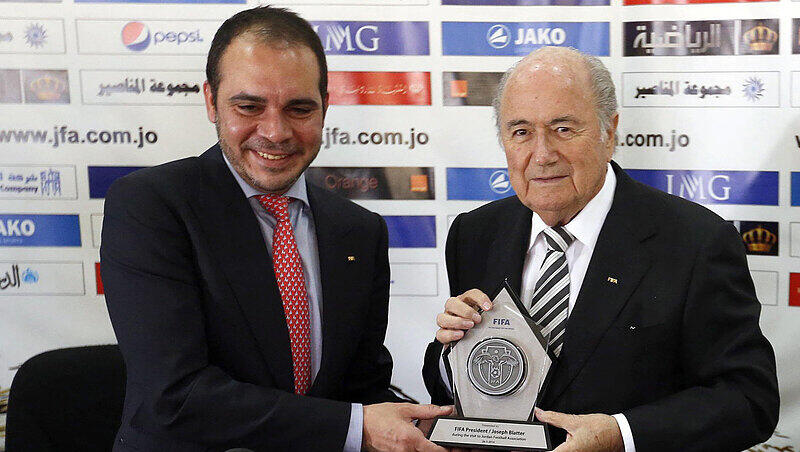 FIFA Vize-Präsident Prinz Ali Bin al Hussein und Fifa-Präsident Sepp Blatter - bei der kommenden Präsidentschaftswahl werden sie Gegner sein. FIFA Vize-Präsident Prinz Ali Bin al Hussein und Fifa-Präsident Sepp Blatter - bei der kommenden Präsidentschaftswahl werden sie Gegner sein.
