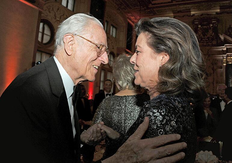 Herzlich begrüßt Herzog Franz von Bayern Prinzessin Caroline