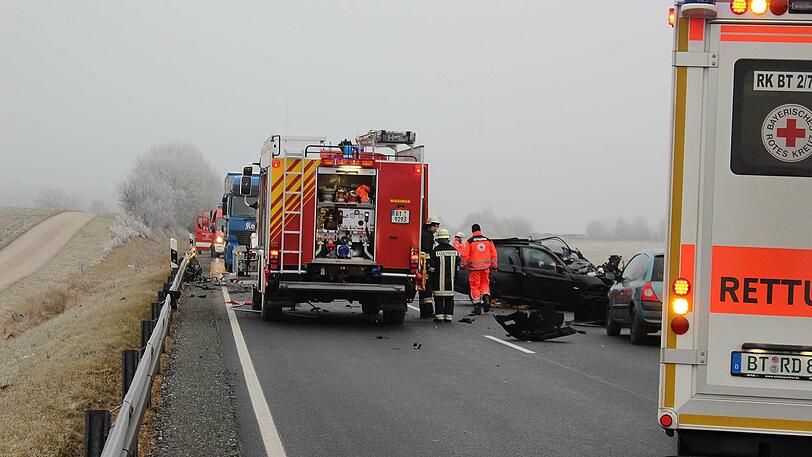 Am Donnerstagmorgen stießen zwei Autos auf einer Bundesstraße frontal zusammen. Beide Fahrer starben noch am Unfallort. Die Bilder des Unfalls.