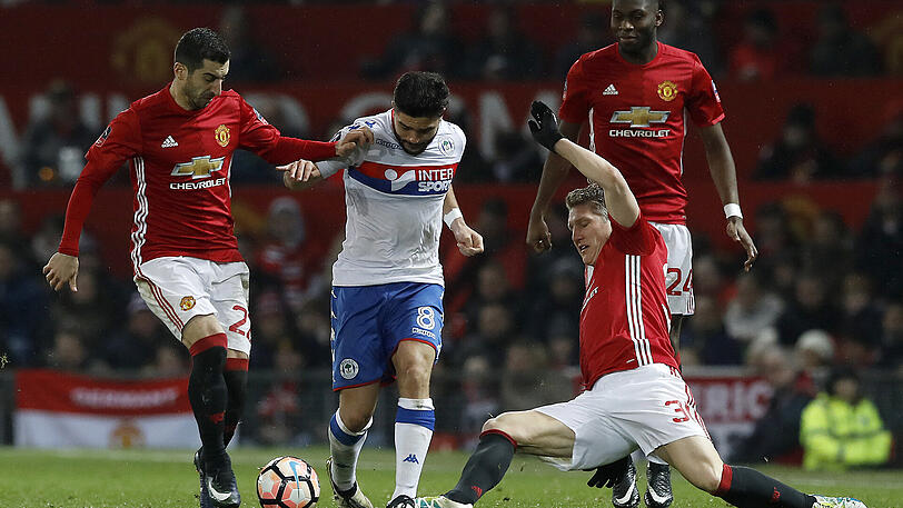Bastian Schweinsteiger hat bei seinem ersten Startelf-Einsatz seit über einem Jahr für den englischen Rekordmeister Manchester United mit einem Tor und einer Vorlage geglänzt.