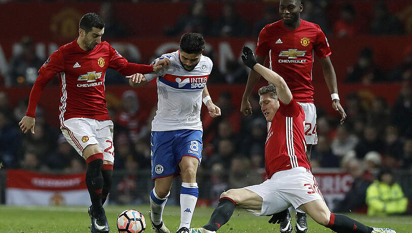 Bastian Schweinsteiger hat bei seinem ersten Startelf-Einsatz seit über einem Jahr für den englischen Rekordmeister Manchester United mit einem Tor und einer Vorlage geglänzt. Bastian Schweinsteiger hat bei seinem ersten Startelf-Einsatz seit über einem Jahr für den englischen Rekordmeister Manchester United mit einem Tor und einer Vorlage geglänzt.