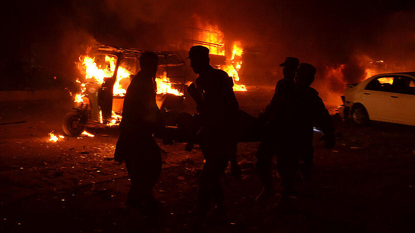 Soldaten und Freiwillige bergen Opfer eines Bombenanschlags auf ein Militärfahrzeug in der pakistanischen Stadt Quetta.