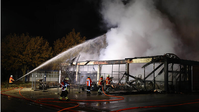 Der Supermarkt ist ausgebrannt, der Sachschaden enorm. Die Bilder vom Feuerwehreinsatz in Kirchdorf am Inn.