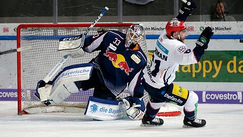 Sean Backman bejubelt den Treffer zum 3:0 für seine Berliner.