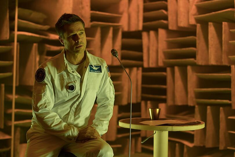 In einer Art Dauerkontrolle seiner Zuverlässigkeit und Belastbarkeit muss sich Roy McBride (Brad Pitt) immer wieder Psychotests stellen.