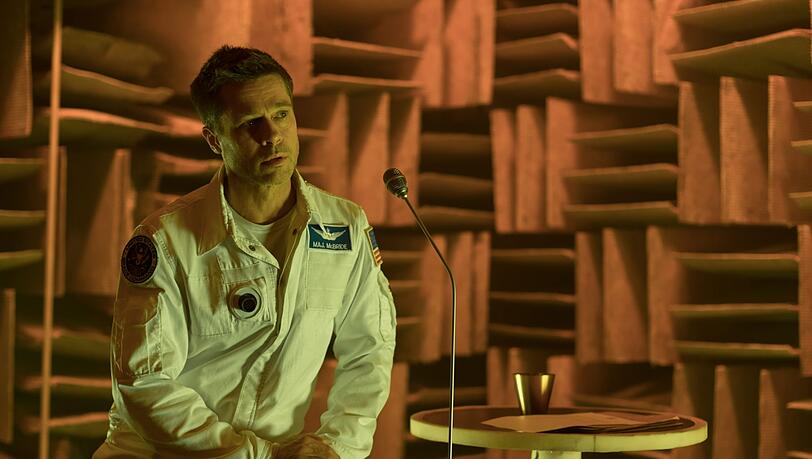 In einer Art Dauerkontrolle seiner Zuverlässigkeit und Belastbarkeit muss sich Roy McBride (Brad Pitt) immer wieder Psychotests stellen. In einer Art Dauerkontrolle seiner Zuverlässigkeit und Belastbarkeit muss sich Roy McBride (Brad Pitt) immer wieder Psychotests stellen.