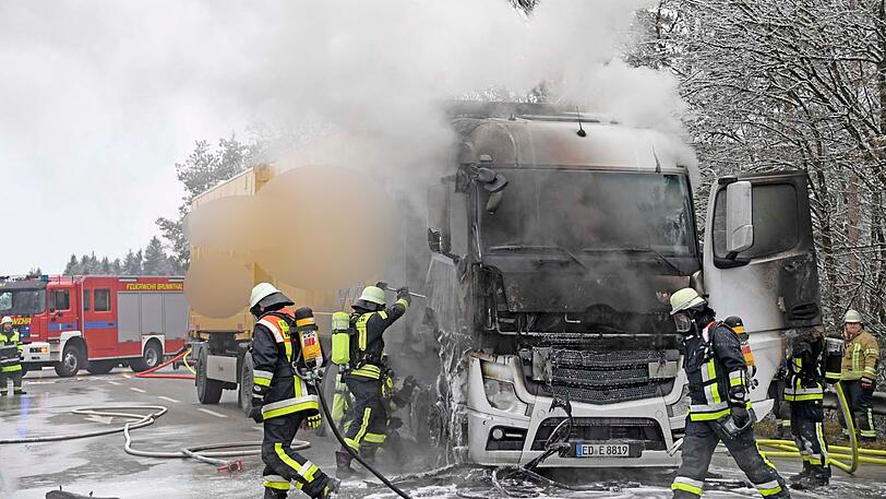 Die Feuerwehr löschte den Brand. Die Staatsstraße blieb zunächst gesperrt.