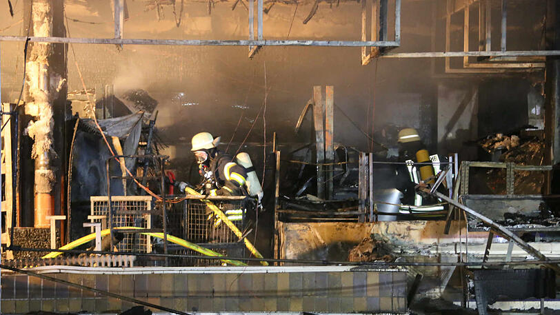 Die Bilder vom großen Feuerwehreinsatz in Waldkraiburg. Das Obstgeschäft brannte komplett aus, der Sachschaden ist enorm.