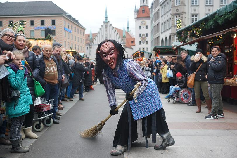 Finstere Gestalten streiften am Sonntagnachmittag lautstark über den Christkindlmarkt.