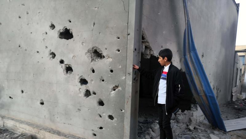 Ein libyscher Junge schaut auf ein zerstörtes Gebäude nach einem Luftangriff im Osten der Hauptstadt Tripolis. Ein libyscher Junge schaut auf ein zerstörtes Gebäude nach einem Luftangriff im Osten der Hauptstadt Tripolis.