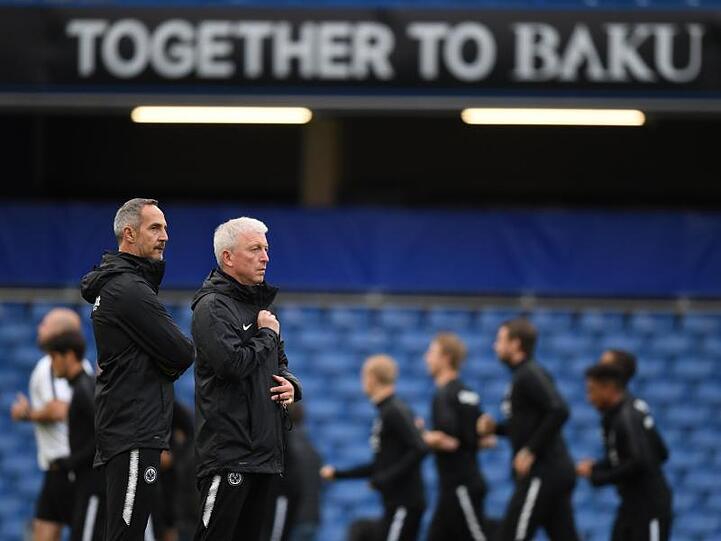 Baku im Blick: Eintracht-Coach Adi Hütter (l) und Co-Trainer Armin Reutershahn beim Abschlusstraining in London.