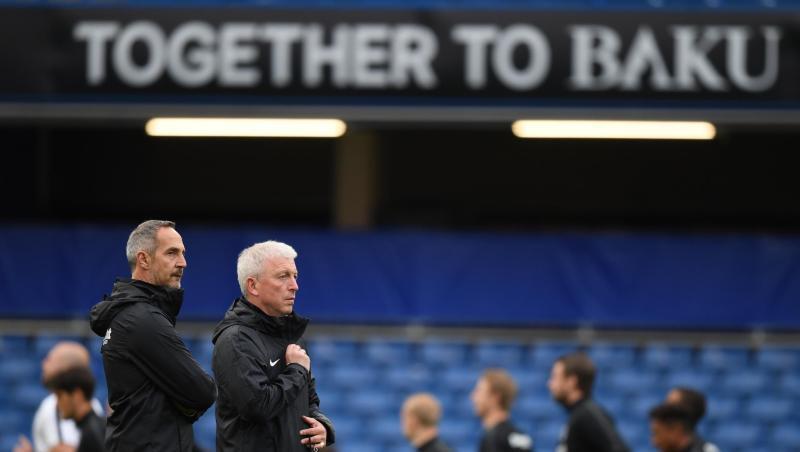 Baku im Blick: Eintracht-Coach Adi Hütter (l) und Co-Trainer Armin Reutershahn beim Abschlusstraining in London. Baku im Blick: Eintracht-Coach Adi Hütter (l) und Co-Trainer Armin Reutershahn beim Abschlusstraining in London.
