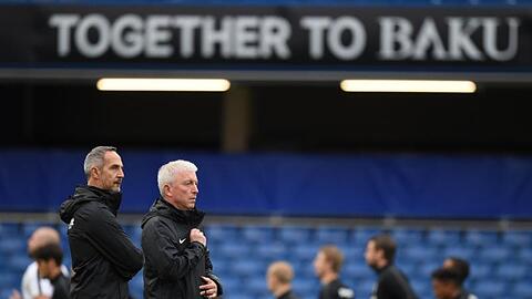 Baku im Blick: Eintracht-Coach Adi Hütter (l) und Co-Trainer Armin Reutershahn beim Abschlusstraining in London.