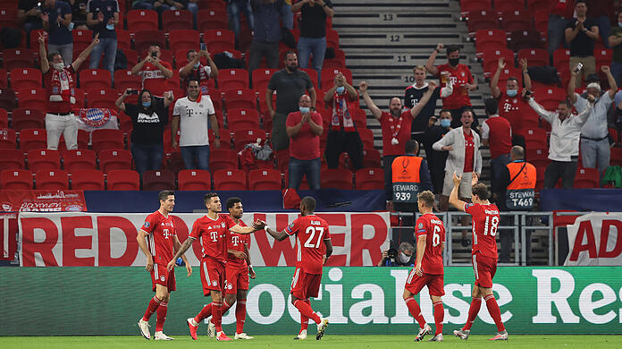 Die Fans des FC Bayern feiern das Tor zum 2:1 durch Javi Martínez.