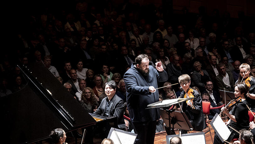 Andris Nelsons, Lang Lang und das Mahler Chamber Orchestra am Beginn ihrer Europatournee im Amsterdamer Concertgebouw. Andris Nelsons, Lang Lang und das Mahler Chamber Orchestra am Beginn ihrer Europatournee im Amsterdamer Concertgebouw.