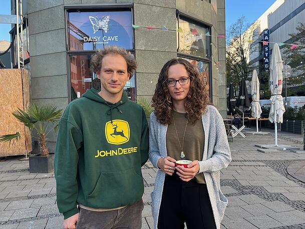 "Viele Beschwerden": Hoteldirektorin Dinegar mit Kollege Duwel. "Viele Beschwerden": Hoteldirektorin Dinegar mit Kollege Duwel.