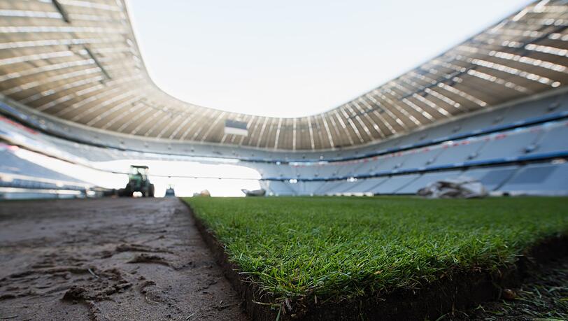 Die Bayern-Stars laufen gegen Augsburg auf einem neuen Rasen auf.