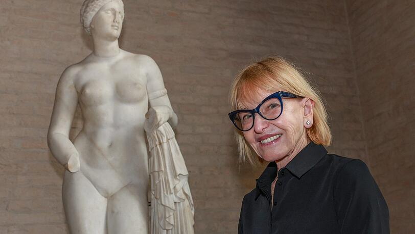 Vor der Aphrodite: Die Kanadierin Jean Carruthers machte 1971 ihren medizinischen Abschluss und ging für ihre Facharztausbildung in Augenheilkunde nach San Francisco. Mit ihrem Mann Alistair, einem Hautarzt, forschte sie als erste ab Mitte der 80er-Jahre in Vancouver am Einsatz von Botulinumtoxin im kosmetischen Bereich Vor der Aphrodite: Die Kanadierin Jean Carruthers machte 1971 ihren medizinischen Abschluss und ging für ihre Facharztausbildung in Augenheilkunde nach San Francisco. Mit ihrem Mann Alistair, einem Hautarzt, forschte sie als erste ab Mitte der 80er-Jahre in Vancouver am Einsatz von Botulinumtoxin im kosmetischen Bereich