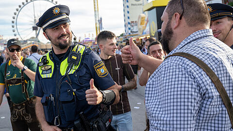 Die Polizei ist auf dem Oktoberfest mit rund 600 Beamten im Einsatz. Dazu kommen rund 2000 Ordner in den Bierzelten, an den Zugängen zur Theresienwiese und auf dem Festgelände für Sicherheit sorgen.