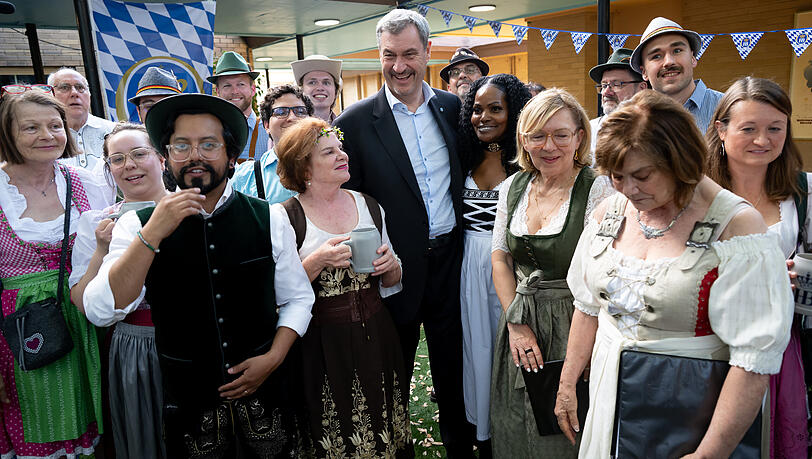 Markus S&ouml;der (CSU), Ministerpr&auml;sident von Bayern, besucht den Houston S&auml;ngerbund und unterh&auml;lt sich mit dem Chor.