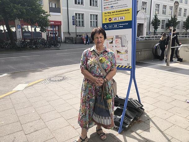 Gabi L. wohnt am Goetheplatz und ist auf den Ersatzverkehr angewiesen. Sie wünscht sich mehr Busse. Gabi L. wohnt am Goetheplatz und ist auf den Ersatzverkehr angewiesen. Sie wünscht sich mehr Busse.