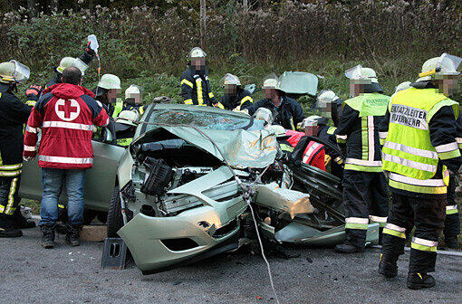 Im Landkreis Mühldorf wurden am späten Montagnachmittag zwei Personen bei einem schweren Verkehrsunfall verletzt.
