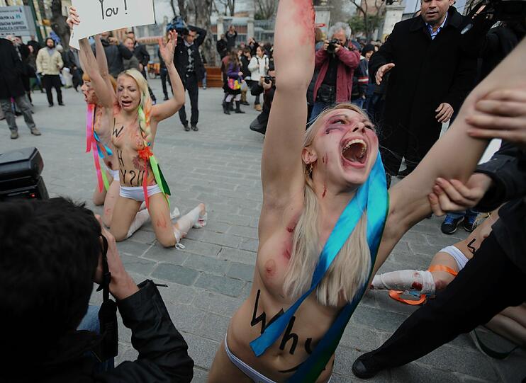 Sie haben es wieder getan - diesmal in der Türkei: In Istanbul hat die ukrainische Aktivisten-Gruppe Femen erneut nackt protestiert, um auf die häusliche Gewalt gegen Frauen aufmerksam zu machen - die Bilder.