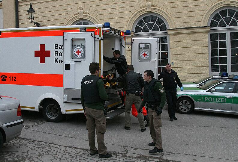 Ein Krankenwagen vor dem Amtsgericht Dachau.