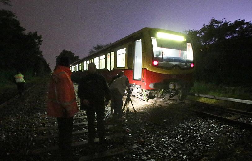 Die Unwetter haben in Berlin dafür gesorgt, dass ein Zug der S-Bahn aus den Schienen gesprungen ist. Die Bilder