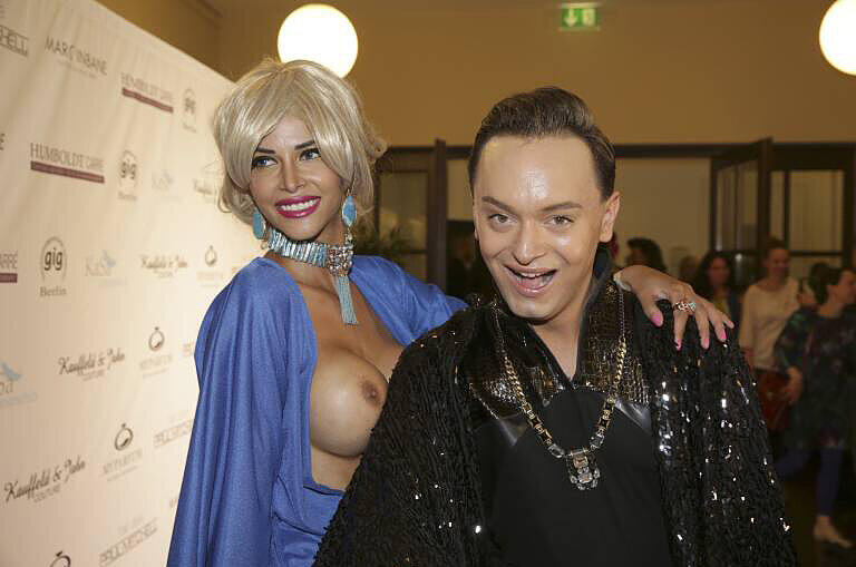 Fashion-Week: Micaela Schäfer mal wieder halb-nackt