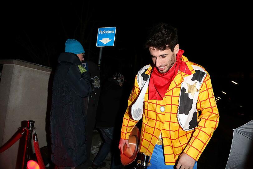 Javi Martinez erinnert mit seinem Kostüm an Woody aus dem Film "Toy Story"