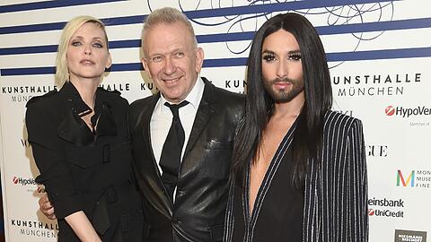Zur Eröffnung seiner Ausstellung in München lud Jean Paul Gaultier Model Nadja Auermann und Travestie-Ikone Conchita Wurst ein. Die Bilder.