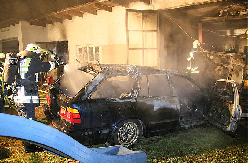 Bilder vom Einsatz in Neumarkt. Der abgestellte Wagen in der Garage brannte vollkommen aus.