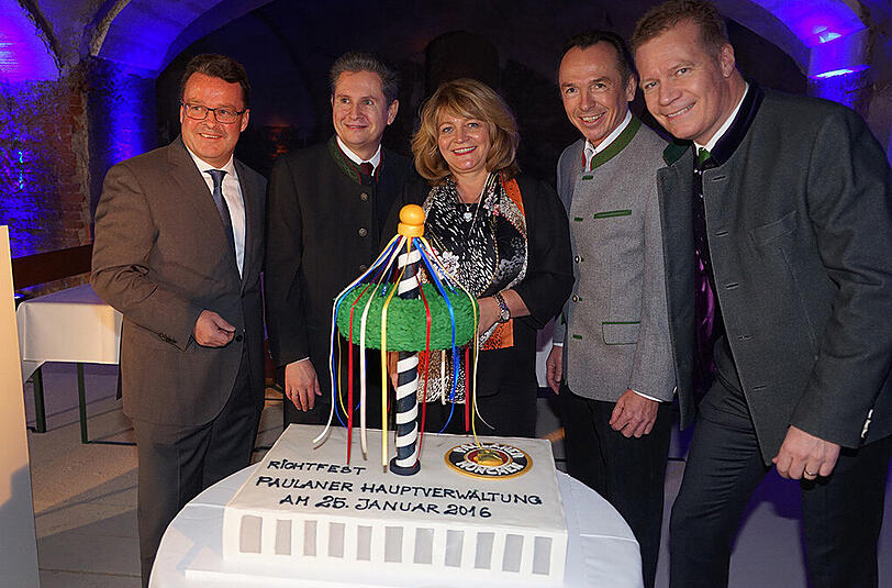 Die Paulaner-Chefs (v. l.) Stefan Lustig, Stefan Schmale, Heiner Müller und Andreas Steinfatt, in der Mitte: Investorin Alexandra Schörghuber.