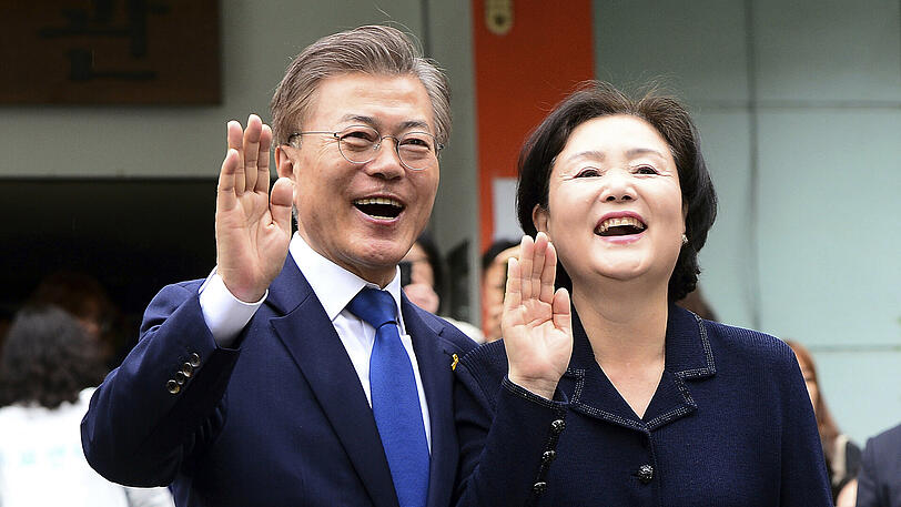 Der südkoreanische Präsidentschaftskandidat Moon Jae In (l) von der Demokratischen Partei und seine Frau Kim Jung-suk winken am 09.05.2017 in Seoul, Südkorea, nachdem sie ihre Stimme zur Präsidentschaftswahl abgegeben haben.