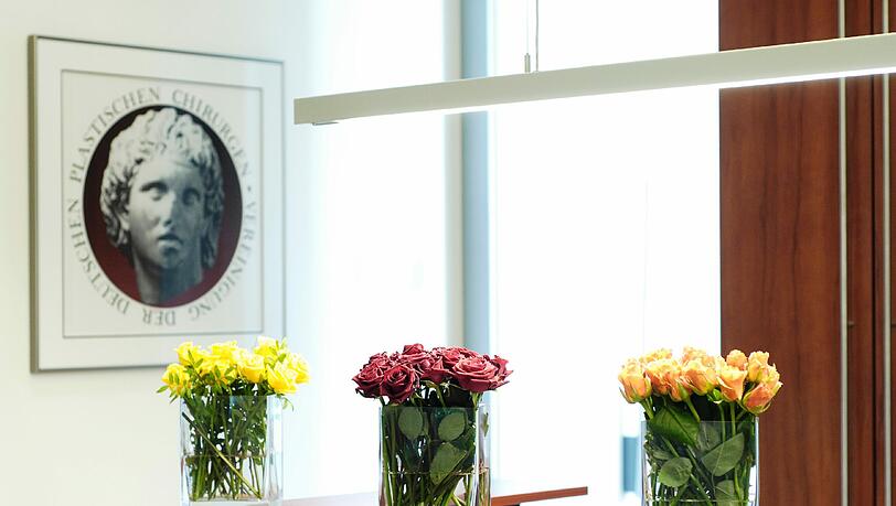 Herzlich willkommen in unserer Praxisklinik. Freundliche Mitarbeiter und eine beruhigende Atmosphäre empfangen Sie. Herzlich willkommen in unserer Praxisklinik. Freundliche Mitarbeiter und eine beruhigende Atmosphäre empfangen Sie.
