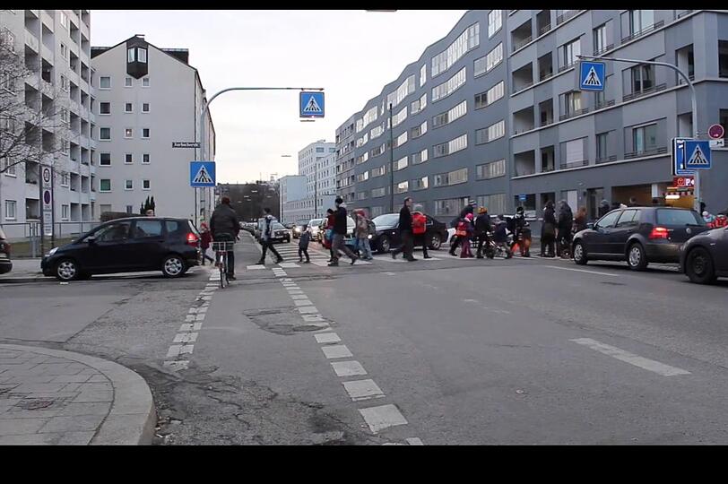 Kein Durchkommen: Eine Menschentraube überquert minutenlang die Welfenstraße. Sehen Sie sich das ganze Video unten an.
