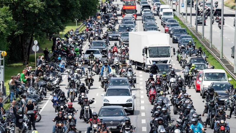 Motorradfahrer bei einer Motorrad-Demo gegen Fahrverbote an Wochenenden und Feiertagen. Foto: Matthias Balk/dpa/Archivbild