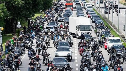 Motorradfahrer bei einer Motorrad-Demo gegen Fahrverbote an Wochenenden und Feiertagen. Foto: Matthias Balk/dpa/Archivbild