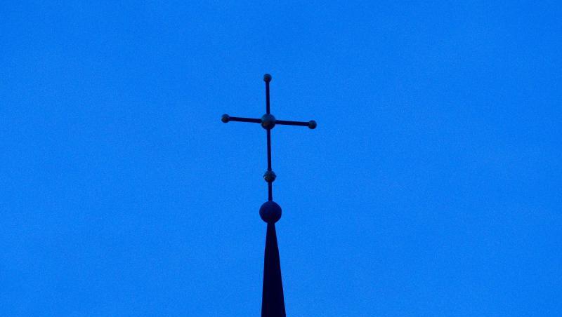 Ein Kreuz ist auf einer Kirchturmspitze zu sehen. Foto: Friso Gentsch/dpa/Symbolbild Ein Kreuz ist auf einer Kirchturmspitze zu sehen. Foto: Friso Gentsch/dpa/Symbolbild