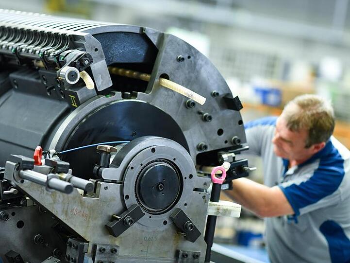 Facaharbeiter bei der Heidelberger Druckmaschinen AG: Viele Beschäftigte profitieren angesichts der starken Wirtschaft von steigenden Löhnen.