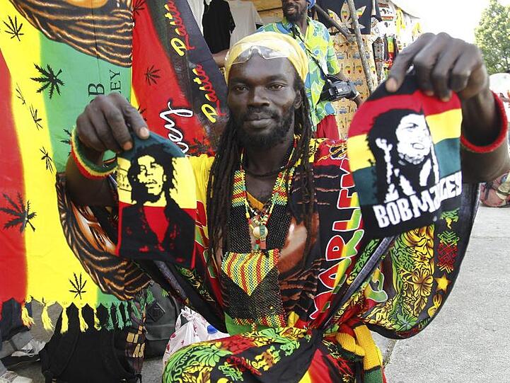 Ein Mitglied der Gruppe Ivoire Binghi beim "International Festivals of Abidjan Reggae".