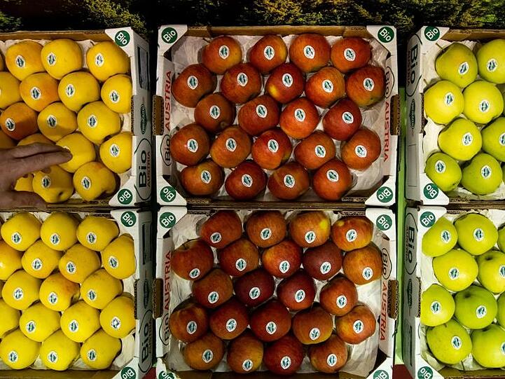 Bio-Äpfel der Sorte Opal (l-r), Elstar und Golden Delicious bei der Öko-Fachmesse Biofach. Foto: Daniel Karmann/dpa/Archivbild