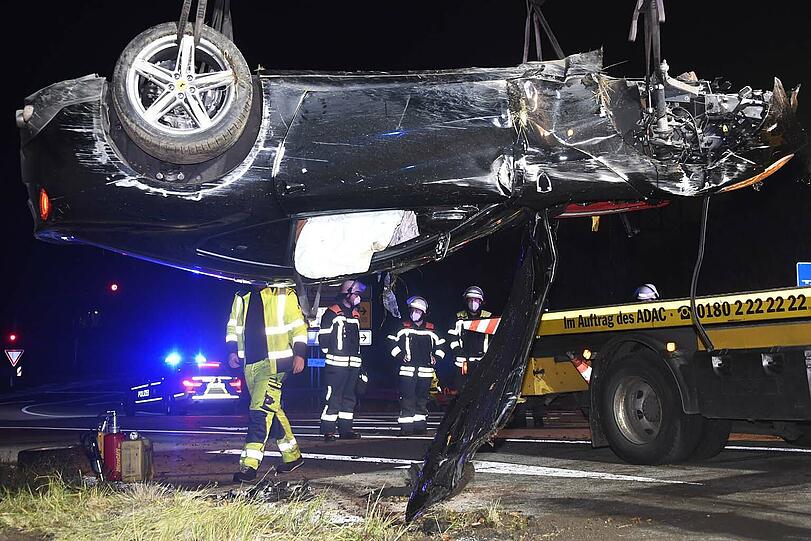 Auf der A8 Richtung München kommt ein Ferrari von der Fahrbahn ab und überschlägt sich.
