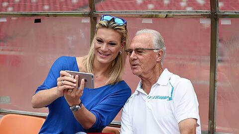 Beeindruckt: Maria Höfl-Riesch (l.) mit Franz Beckenbauer.