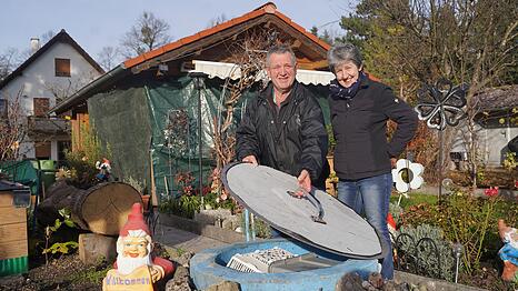 Anton Pollinger ist Chef des Münchner Kleingartenvereins  "Südwest 35" mit seinen Schrebergärten in Mittersendling (eine Kulisse für die Serie "Rosenheim-Cops"). Fast 20 Jahren schon gartelt er mit seiner Frau Rosi hier auf der Parzelle. Ihr Schrebergarten (samt Brunnen und Gartenhäusl) ist jetzt schon so gut wie winterfest.
