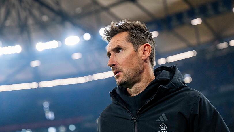 Warnt vor der "Wucht" auf Schalke: Trainer Klose. (Archivbild) Warnt vor der "Wucht" auf Schalke: Trainer Klose. (Archivbild)