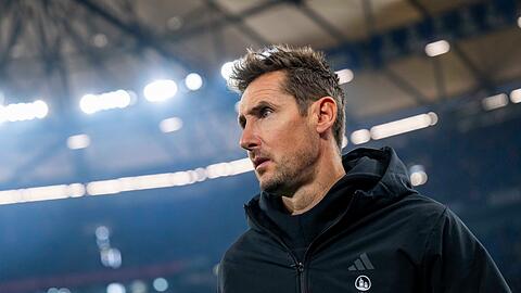 Warnt vor der "Wucht" auf Schalke: Trainer Klose. (Archivbild)